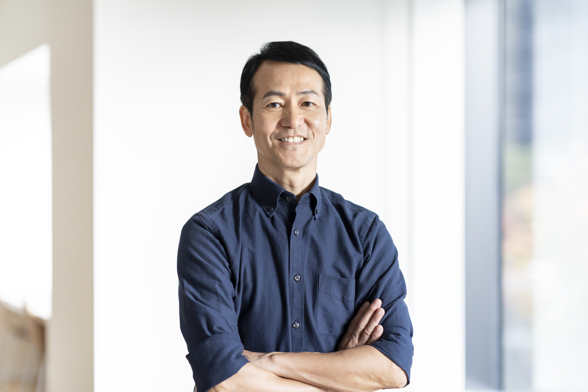 充実した未経験制度のおかげで活き活きと働けている中年男性の画像