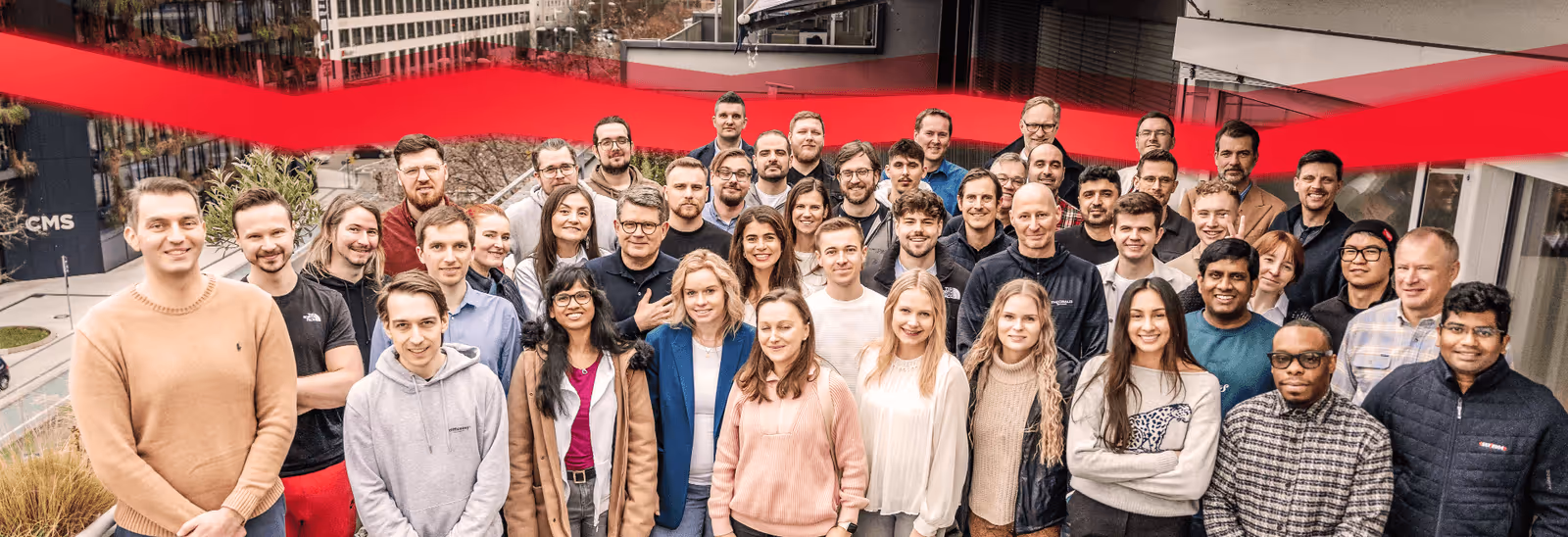 Gruppenbild der Mitarbeitenden von Theobald Software mit einem roten Datenstrang im Hintergrund.