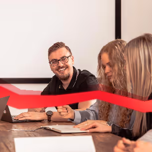 Drei Personen unterhalten sich, ein roter Datenstrang führt durchs Bild.