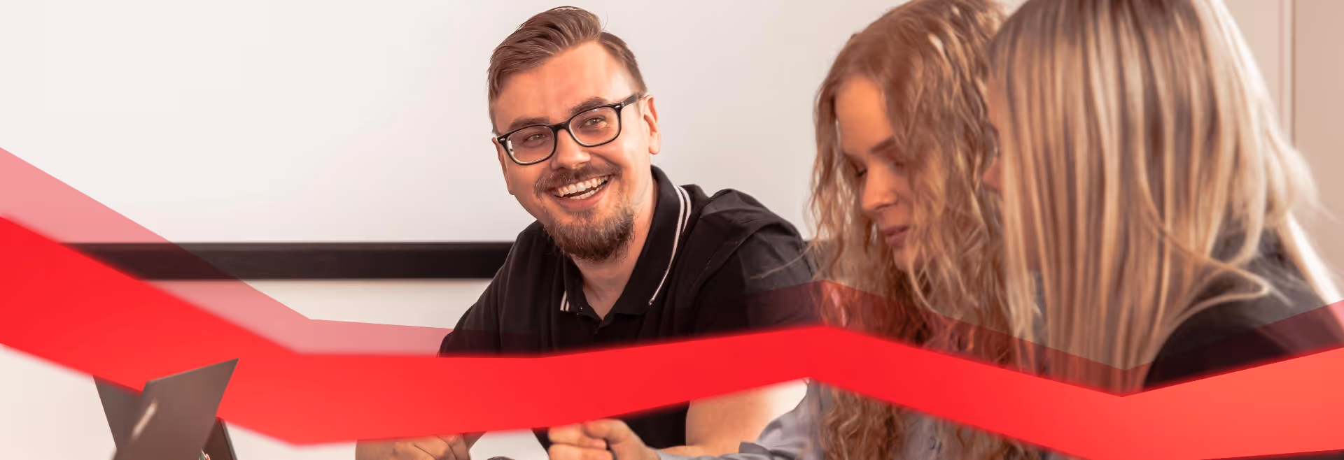Three people are talking, a string of red data leads through the picture.