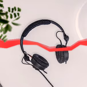 Kopfhörer, durch die ein roter Datenstrang führt.