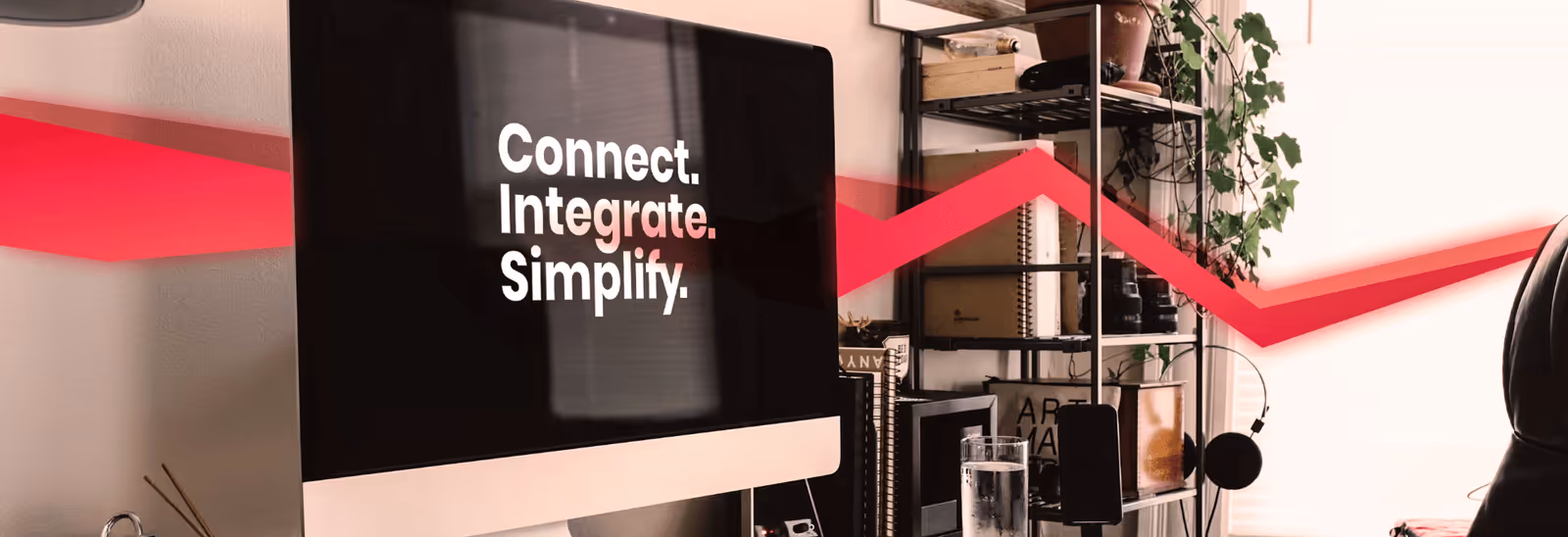 Moderner Arbeitsplatz mit Desktop-Computer, auf dem "Connect. Integrate. Simplify." angezeigt wird – Theobald Software Büroeinrichtung.