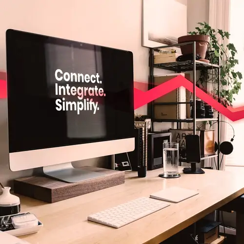 Moderner Arbeitsplatz mit Desktop-Computer, auf dem "Connect. Integrate. Simplify." angezeigt wird – Theobald Software Büroeinrichtung.