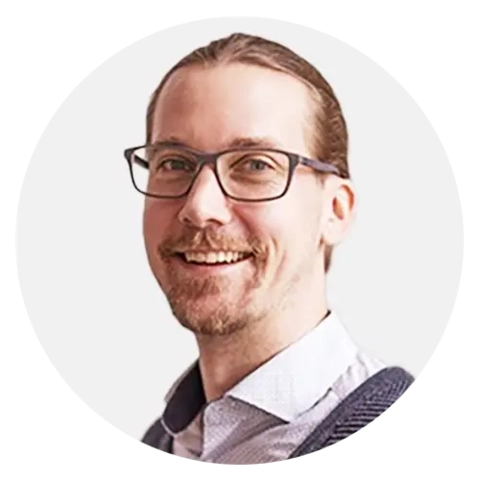 Mann mit Brille und Zopf.