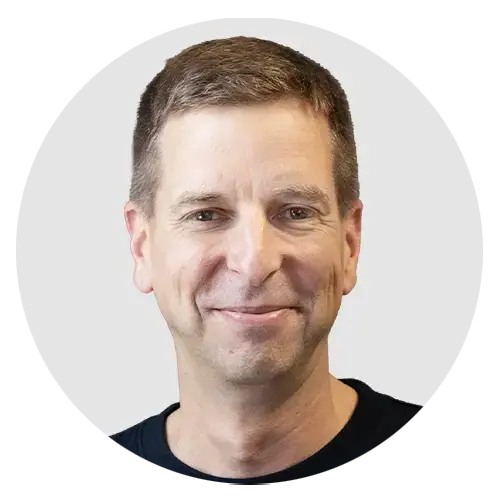 Mann mit kurzen blonden Haaren und schwarzem Shirt.