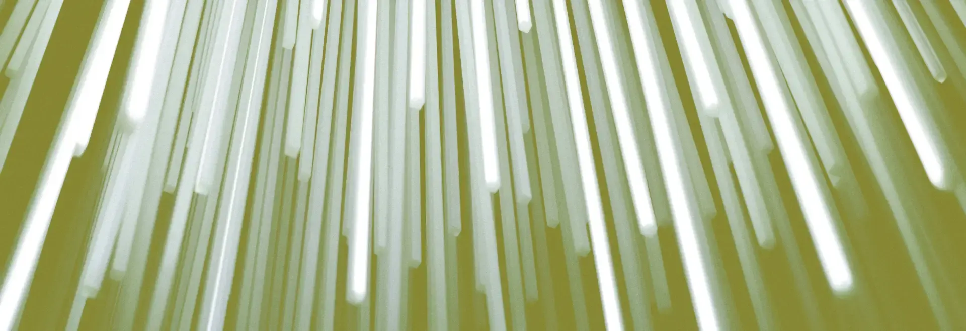 Helle vertikale Lichtstäbe hängen in unterschiedlicher Länge vor einem gelblich-grünen Hintergrund.