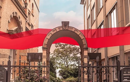 Torbogen zwischen zwei Altbauten mit einem roten Datenstrang, Eingang von Theobald Software in Stuttgart.