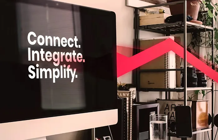 Moderner Arbeitsplatz mit Desktop-Computer, auf dem "Connect. Integrate. Simplify." angezeigt wird – Theobald Software Büroeinrichtung.