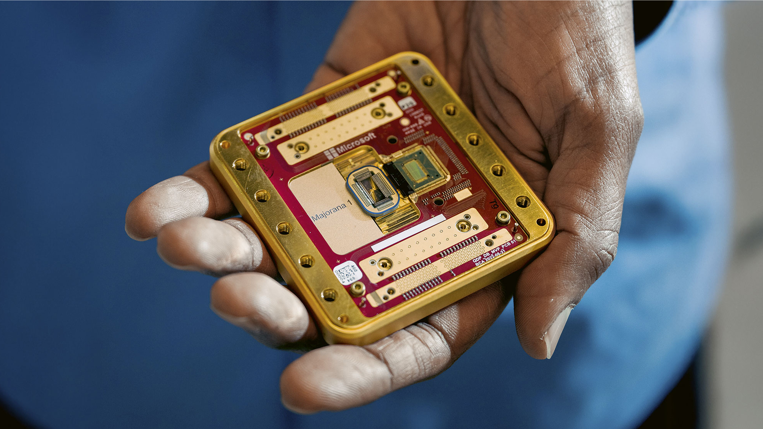 Eine Person hält Microsofts kompakten Majorana-1-Quantenchip in der Handfläche und zeigt dessen geringe Größe und goldene Details. 
Bildnachweis:  Grand Hindsley (New York Times)