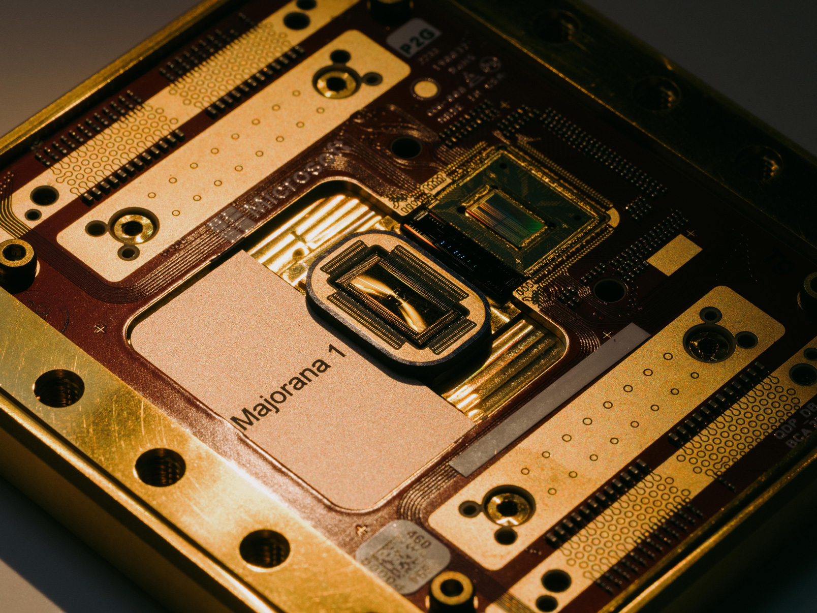 Nahaufnahme von Microsofts Majorana-1-Quantenchip mit komplexen goldenen Schaltkreisen und Verbindungspunkten. 
Bildnachweis:  Grant Hindsley (New York Times)