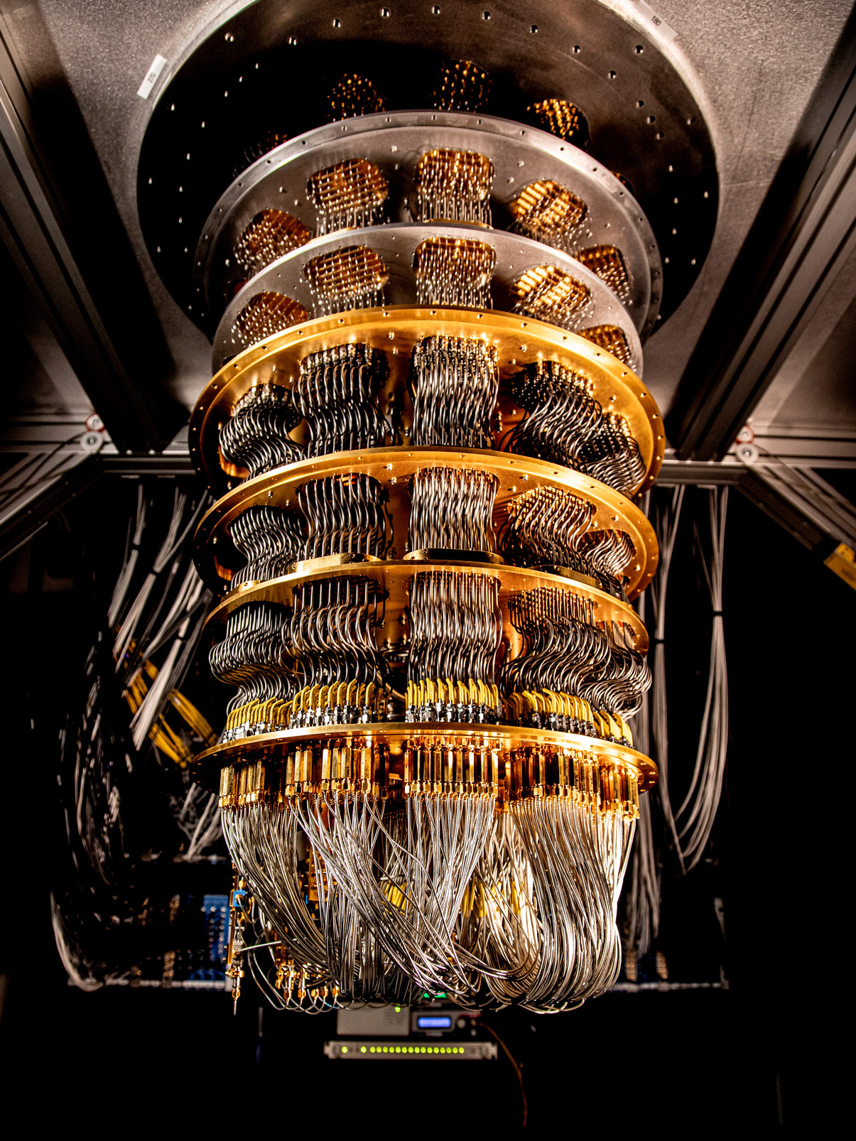 Googles Willow-Chip in einer kryogenen Gehäuseeinheit installiert, mit Schichten goldener Verkabelung und Komponenten für ultrastabilen Qubit-Betrieb nahe dem absoluten Nullpunkt. Bildnachweis: Google 