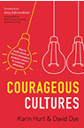 Buchcover für „Courageous Cultures” von Karin Hurt und David Dye, mit einem Vorwort von Amy Edmondson. Das rote Cover zeigt gelbe und weiße Glühbirnenillustrationen, wobei eine Glühbirne hervorgehoben ist und Strahlen ausstrahlt. Der Text beschreibt, wie man Teams aus Mikro-Innovatoren, Problemlösern und Kundenvertretern aufbaut.