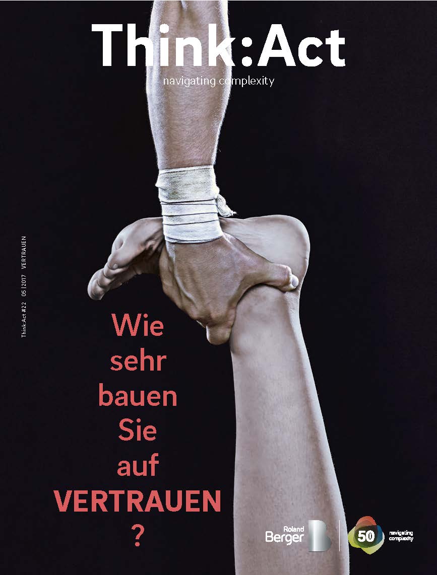 Think:Act Magazin-Cover mit schwarzem Hintergrund, Foto eines Unterarms und einer Hand, die sich nach unten strecken, um den Knöchel eines Beins zu umfassen, das aus der unteren Hälfte des Covers herausragt. 