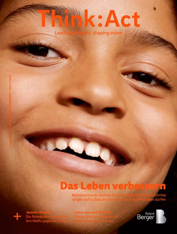 Think:Act Magazin-Cover mit einer Nahaufnahme eines lächelnden Kindergesichts, das den Hintergrund ausfüllt. Der Titel „Think:Act“ ist in fetten orangefarbenen Buchstaben oben auf dem Cover zu sehen.