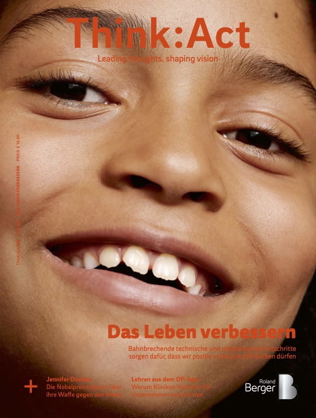 Think:Act Magazin-Cover mit einer Nahaufnahme eines lächelnden Kindergesichts, das den Hintergrund ausfüllt. Der Titel „Think:Act“ ist in fetten orangefarbenen Buchstaben oben auf dem Cover zu sehen.