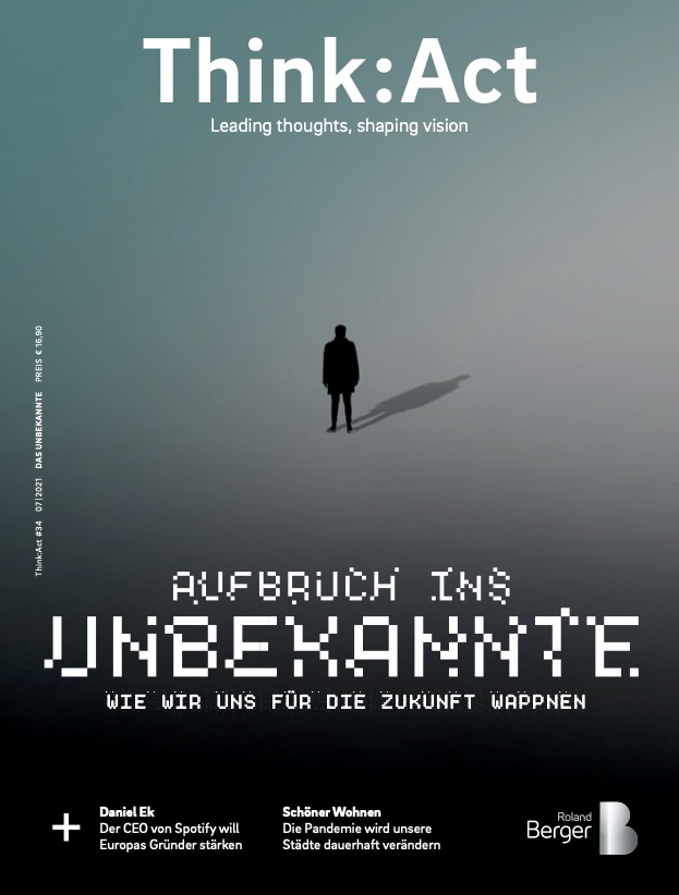 Think:Act Magazin-Cover mit dunklem Hintergrund und einem zentralen Bild einer einsamen menschlichen Silhouette, die einen langen Schatten wirft. Die Überschrift „AUFBRUCH INS UNBEKANNTE” erscheint in einer pixeligen Schriftart, darunter steht die Unterüberschrift „WIE WIR UNS FÜR DIE ZUKUNFT WAPPNEN”. 