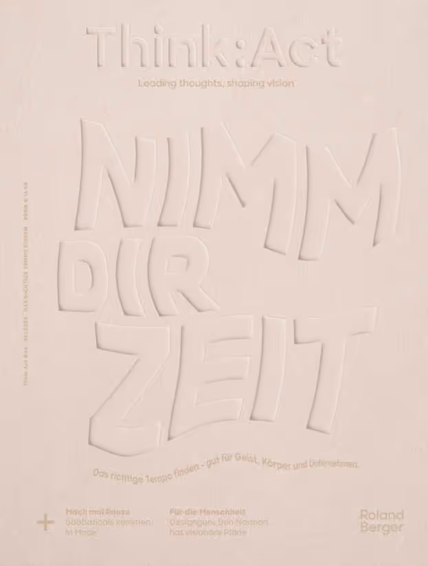 Think:Act-Magazin-Cover mit großen, geprägten beigen Buchstaben, die „Nimm dir Zeit” in einer verspielten Schriftart auf hellem Hintergrund bilden.
