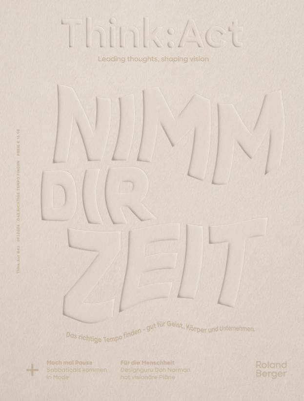 Think:Act-Magazin-Cover mit großen, geprägten beigen Buchstaben, die „Nimm dir Zeit” in einer verspielten Schriftart auf hellem Hintergrund bilden. 
