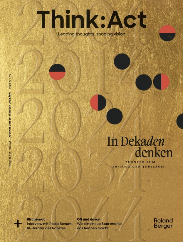 Titelseite des Think:Act-Magazins mit goldenem Hintergrund und geprägten Jahreszahlen von 2020 bis 2044. Über das Design sind schwarze und rote Kreisformen verteilt. Die fettgedruckte Überschrift lautet „Denken in Jahrzehnten – Die Jubiläumsausgabe zum 20-jährigen Bestehen“. 