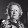 Ein Schwarz-Weiß-Bild der Autorin Margaret Heffernan. Sie trägt eine gestreifte Jacke sowie silberne Ohrringe und hat ihr Haar zurückgebunden.