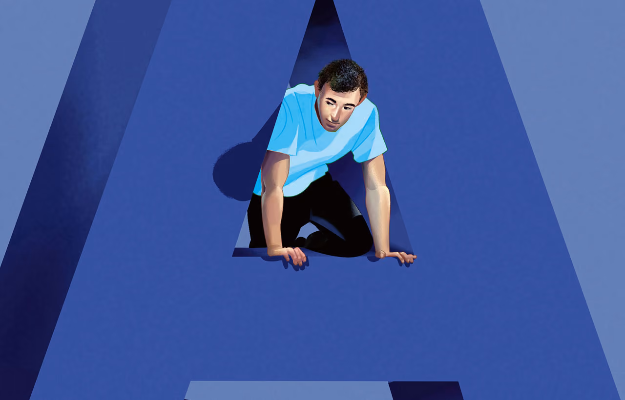 Ein Mann in einem hellblauen T-Shirt und dunkler Hose lehnt sich durch die dreieckige Öffnung eines riesigen, massiven blauen Buchstabens A. Er stützt sich an der unteren Kante ab und blickt nach unten.