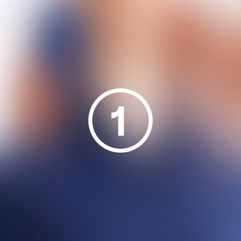 Ein Quadrat mit einem verschwommenen Bild in Blau- und Pfirsichtönen sowie der Zahl 1 in einem weißen Kreis.