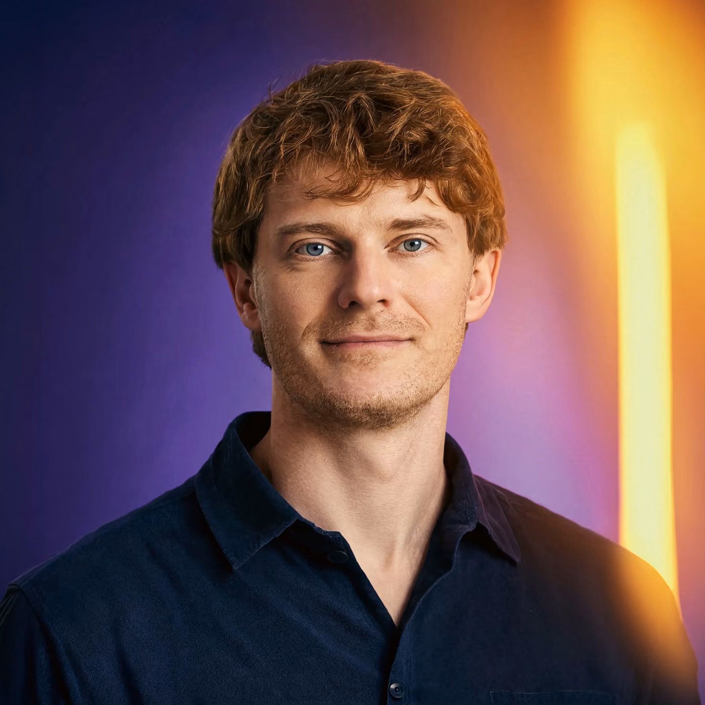 KI-generiertes Porträt von Richard Socher, CEO von You.com, mit stilisierter violett-oranger Beleuchtung.