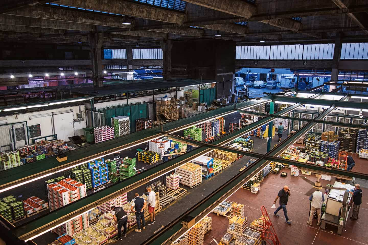 Luftaufnahme von Obst- und Gemüsekisten auf dem Mailänder Großmarkt Mercato Ortofrutticolo.