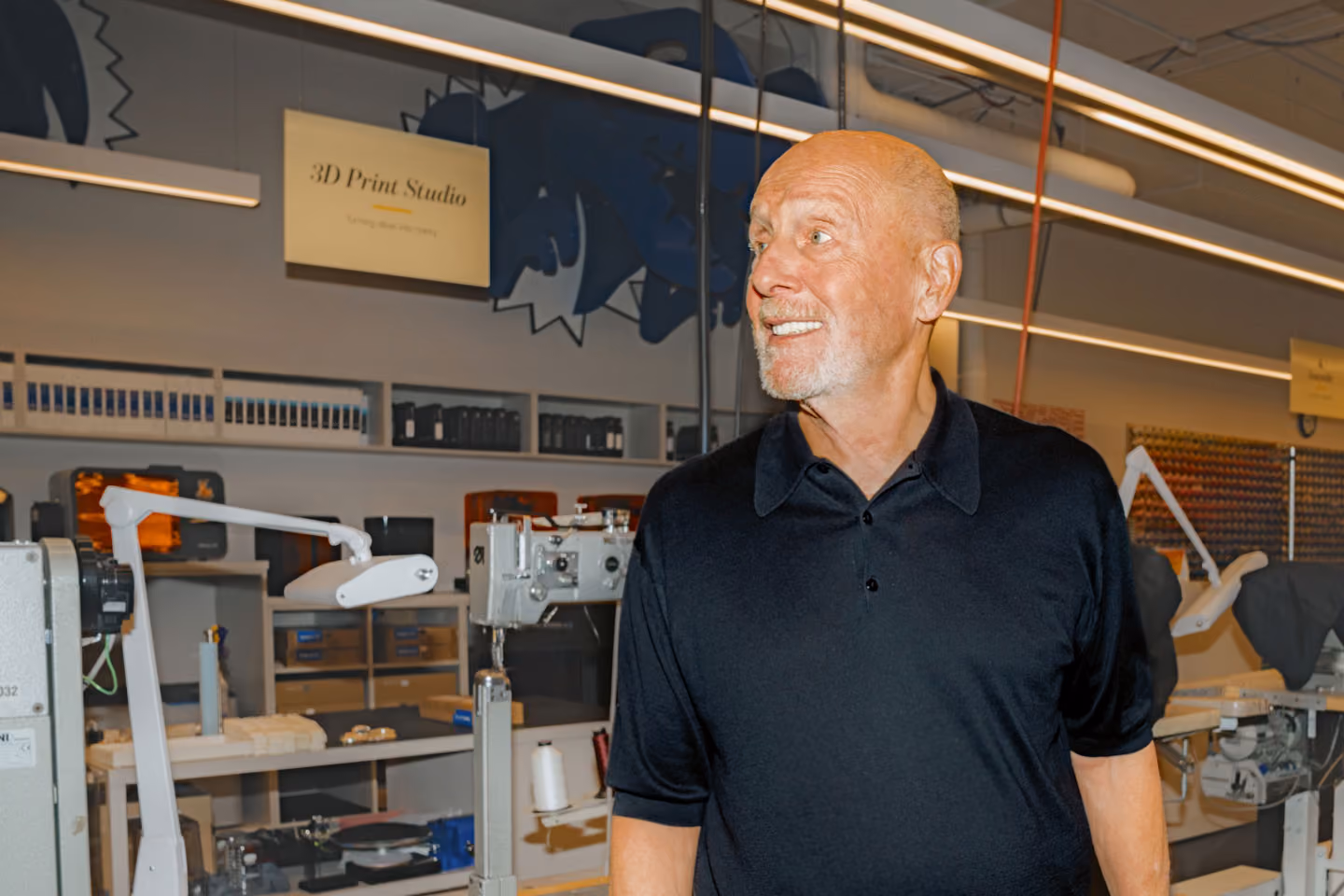 Lew Frankfort, ehemaliger CEO von Coach, bei einem Rundgang durch das firmeneigene 3D-Print-Studio und die Produktionshalle.