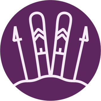 Vitt piktogram av ett par skidor och skidstavar emot en lila cirkulär bakgrund.