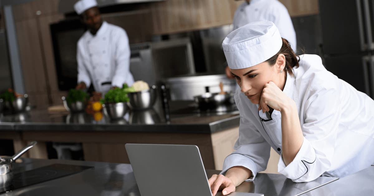 chef see order on laptop