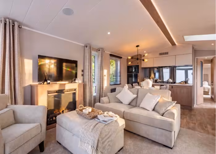 Woonkamer van de Victory Lakewood met lichte banken en open keuken