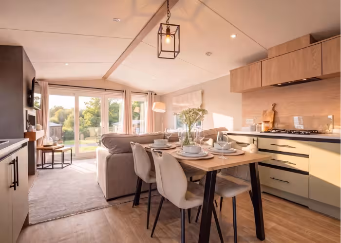 Keuken en eethoek van de Victory Arlington met zicht op het terras