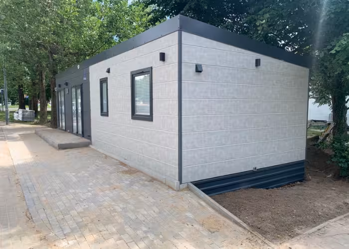 Lark Joli met lichte gevel en zwarte ramen naast een tuinpad