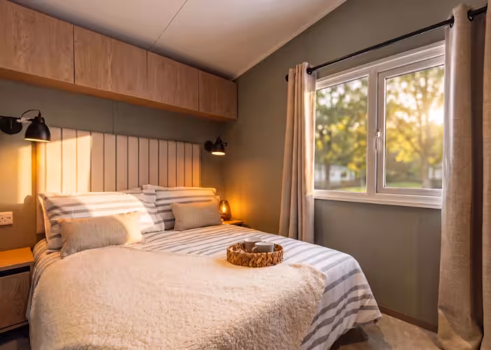 Slaapkamer van de Victory Arlington met tweepersoonsbed en houten kasten