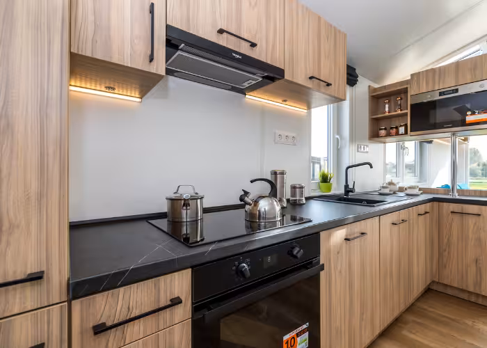 Keuken van de Lark G-Spot met houten kasten en zwart werkblad
