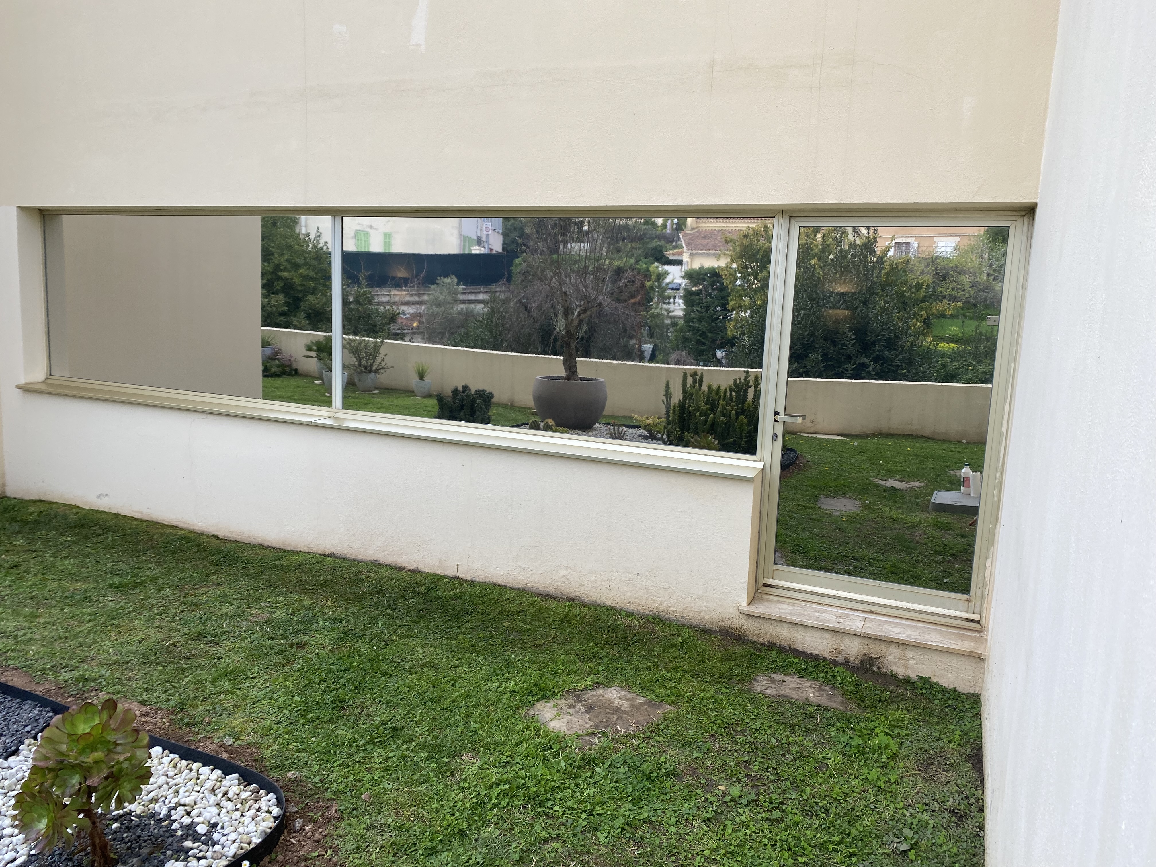 Pose de film solaire dans un hall d'entrée d'une copropriété