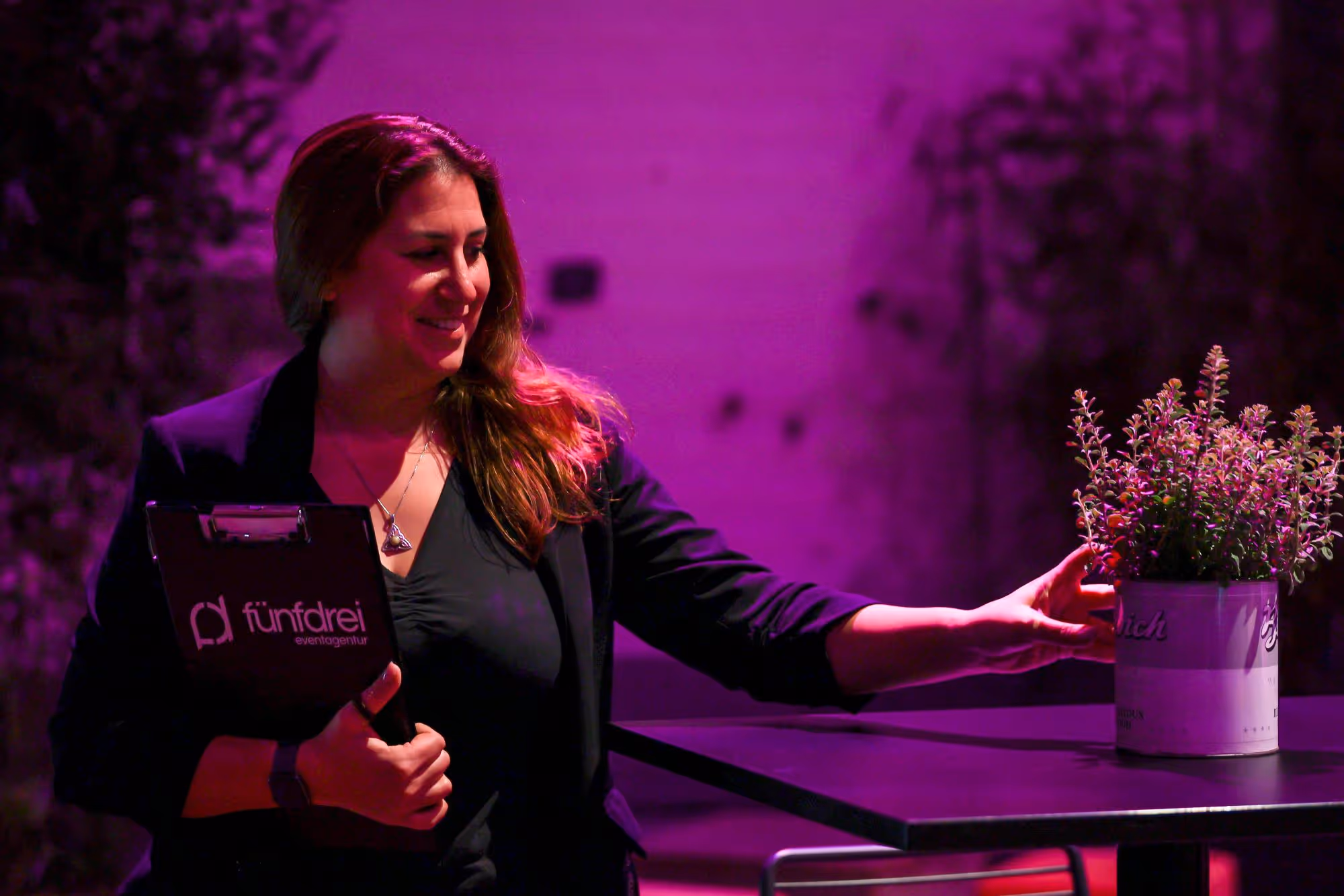 Eine fünfdrei Mitarbeiterin auf einer Produktion