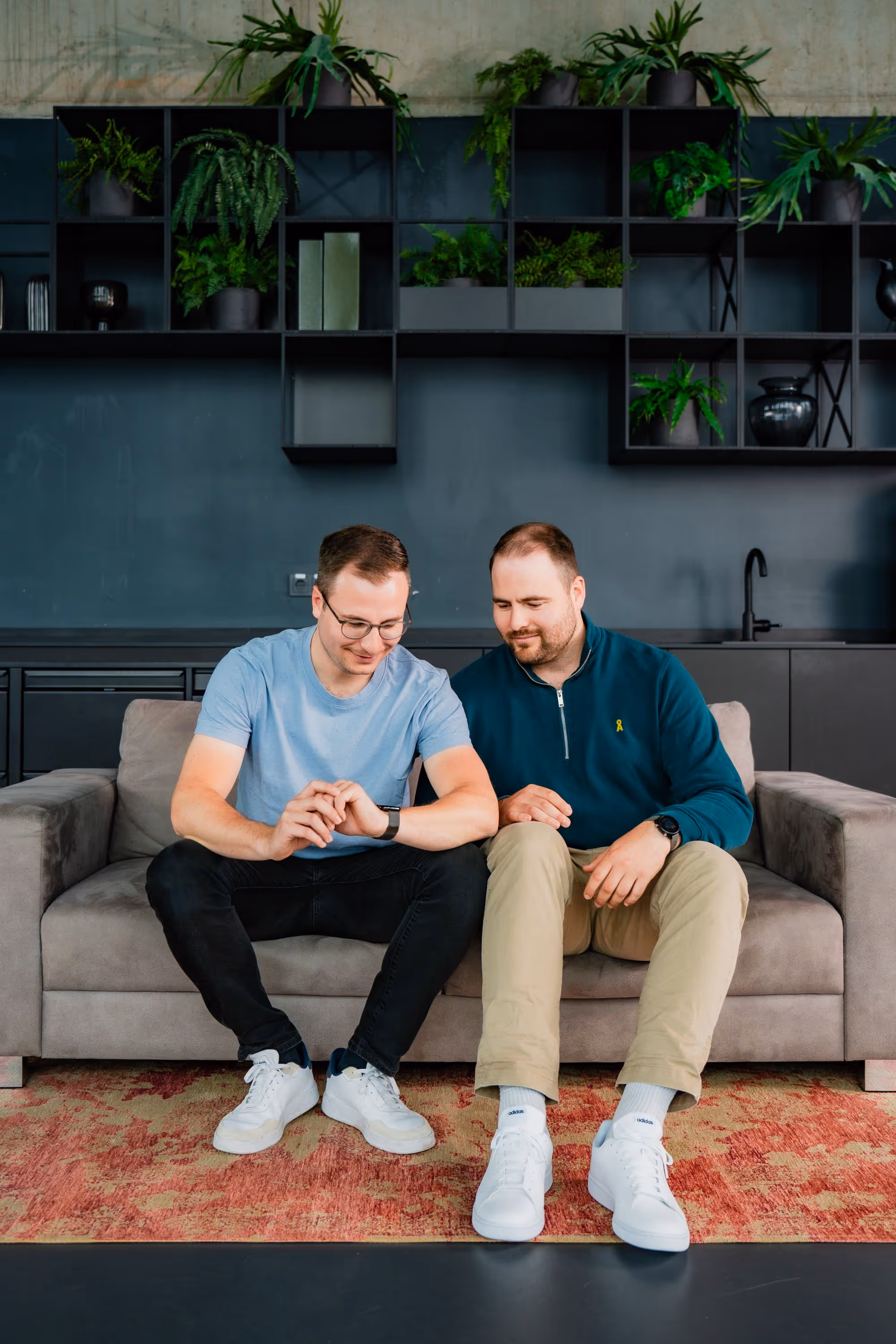 Julian und Simon Reininger 2025 mit Blick auf die Uhr