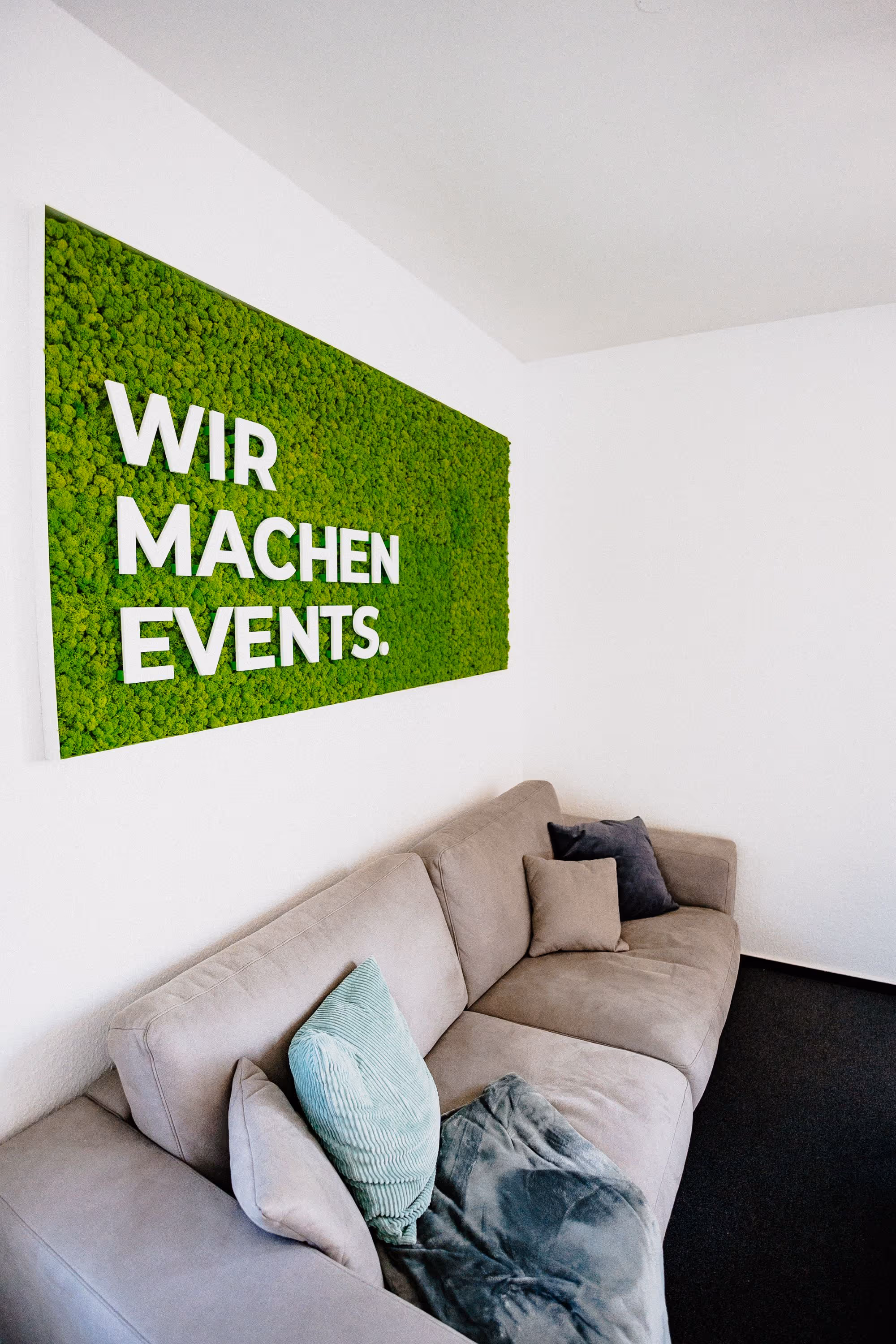 Wandbild mit WIR MACHEN EVENTS bei der fünfdrei eventagentur