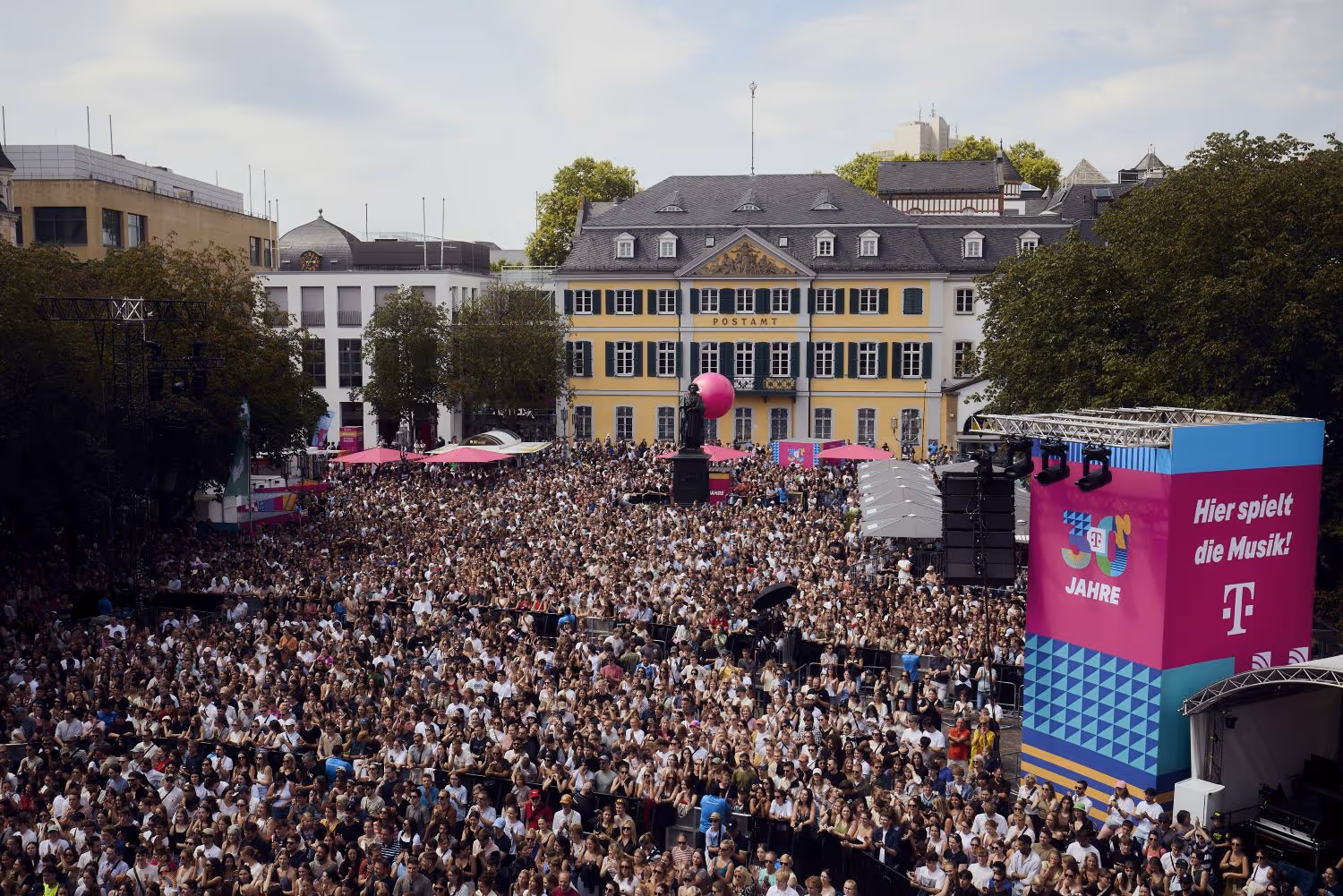 Münsterplatz in Bonn: Zuschauer bei 30 Jahre Telekom