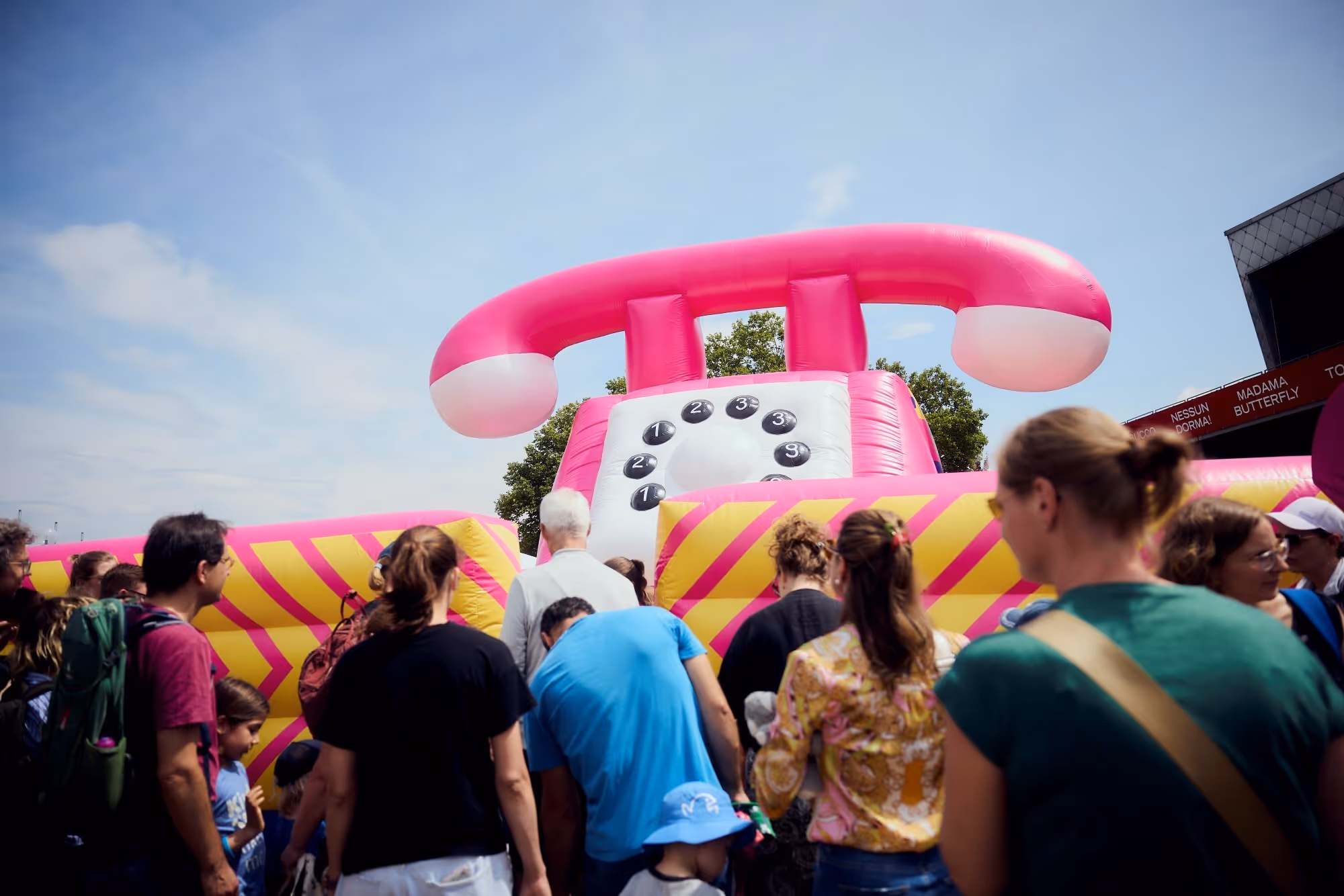 Aufblasbares Telefon bei 30 Jahre Telekom