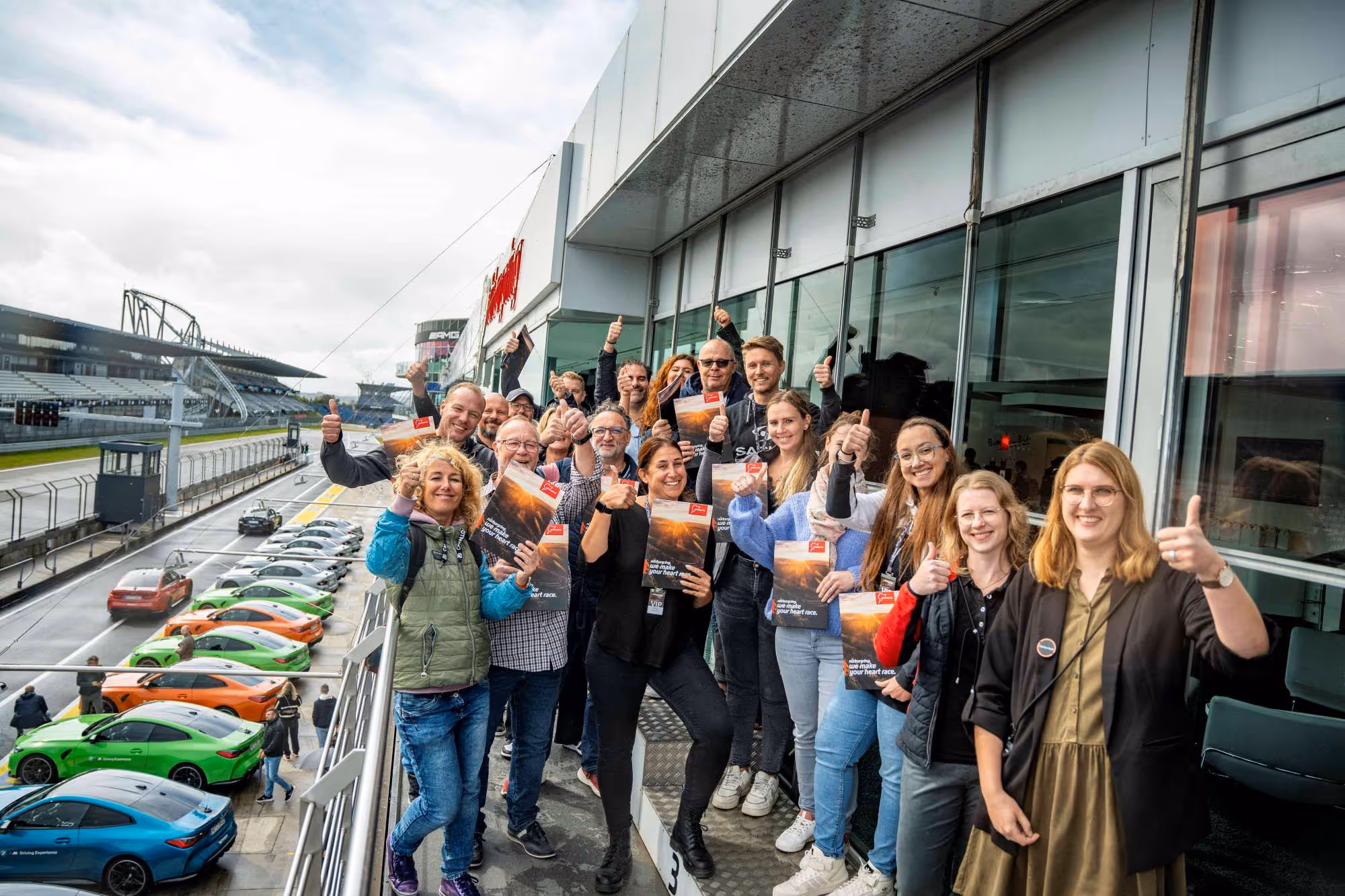 Teilnehmer beim FAM Trip am Nürburgring in der Boxengasse