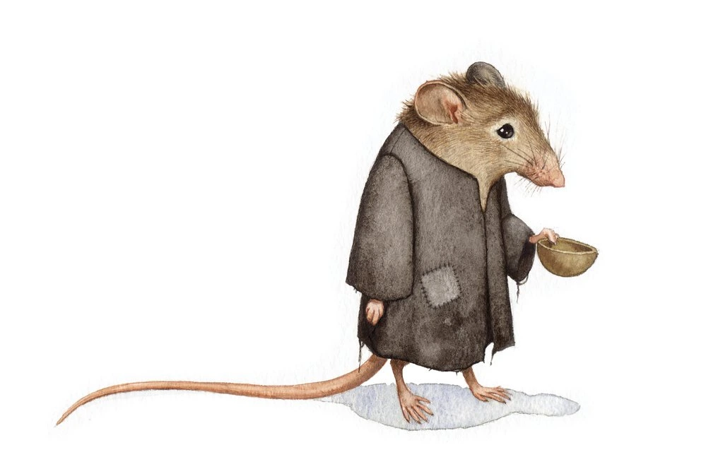En mus iklädd en trasig grå kappa håller en liten skål med sin ena tass.