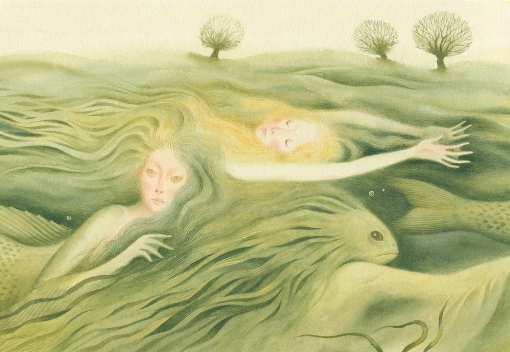 Två sjöjungfrur med långa flödande hår simmar under ytan nära tre träd på en mjuk, böljande landskap.