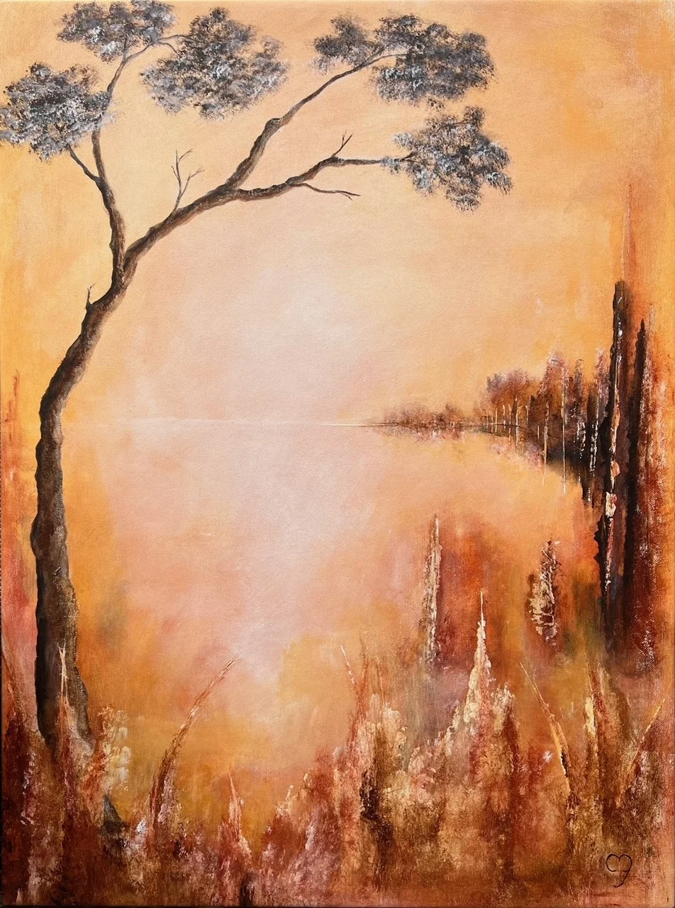 Abstrakt målning av ett träd med böjd stam och trädkronor i dämpade grå och bruna toner mot en varm orange och beige bakgrund.