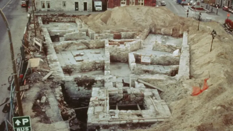 orange line tracing the ruined walls of pointe a calliere that form the logo