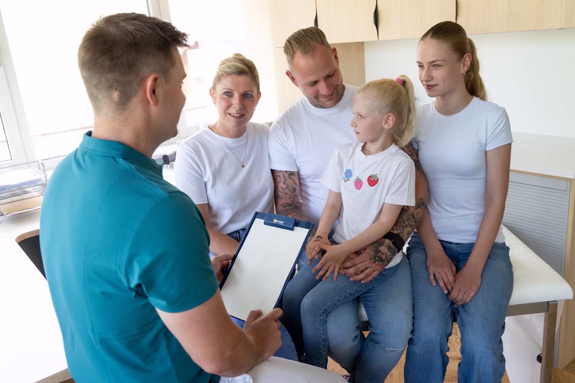 Erik Eckl behandelt eine Familie.