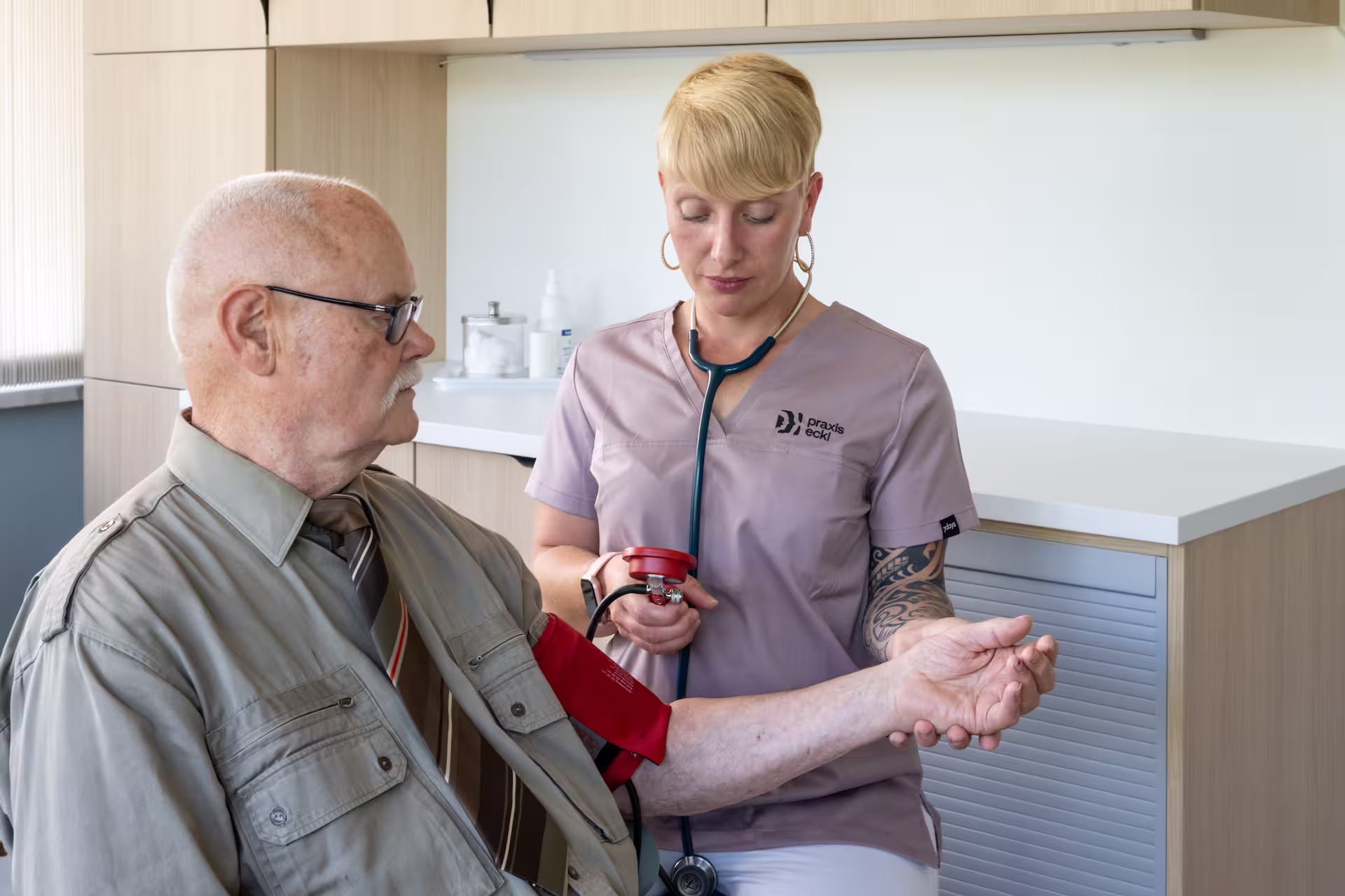 Bei einem Patienten wird Blutdruck gemessen