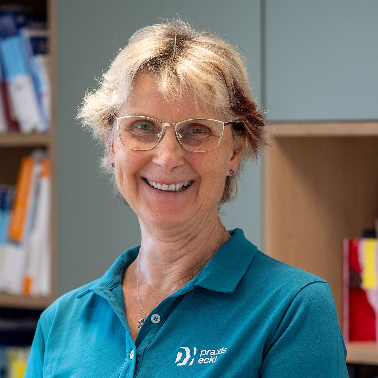 Portrait von Dr. med. Karin Menzel, die Fachärztin für Anästhesie und Intensivmedizin / prakt. Ärztin ist.